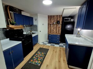 Réfrigérateur, four à micro-ondes, un four, surface de cuisson