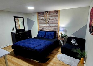 2 bedrooms, iron/ironing board, WiFi, bed sheets - Bedroom At prime location  (Mississauga)
