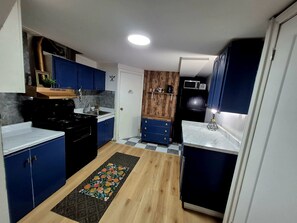 Fridge, microwave, oven, stovetop - Bedroom At prime location  (Mississauga)