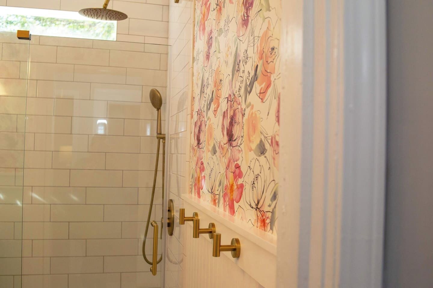 Douche, sèche-cheveux, serviettes fournies
