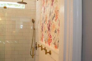 Een douche, een haardroger, handdoeken