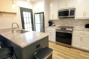 Réfrigérateur, four à micro-ondes, un four, surface de cuisson