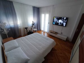 4 dormitoris, planxa i posts de planxar, wifi i roba de llit 