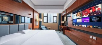Starlight Holiday Hotel (Zhengzhou Erqi Square Dongda Street Subway Station Branch)