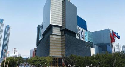 Starlight Holiday Hotel (Zhengzhou Erqi Square Dongda Street Subway Station Branch)