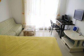 A hotel room with a bed, a desk with a computer, a chair, and a TV. - Mizilan Zhengzhou Hotel (Guomao 360) (Zhengzhou)