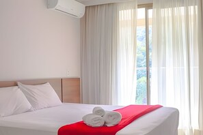 1 bedroom, desk, iron/ironing board, Internet - Urban Retreat with Mountain View and Balcony (Rio de Janeiro)