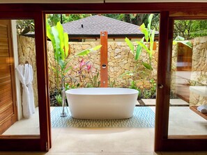 Ducha, secador de pelo, toallas y jabón