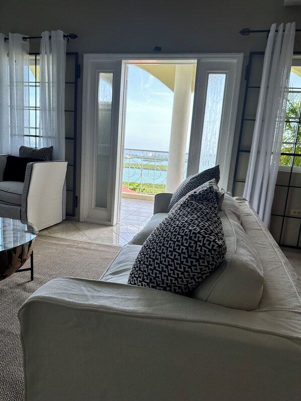 Smart TV - Luxury 2-bedroom Townhouse in MoBay with AC, WiFi and Mich More (Reading)