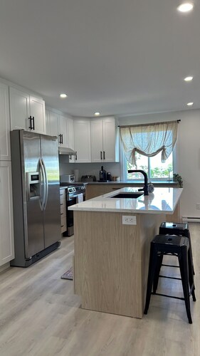 Jolie et Spacieux Appartement 2 Chambres Fraîchement Rénové et Bien Situé à Hull