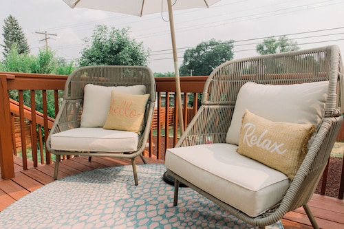 Colorful & FUN 4 bdrm, 6 beds, 2 baths, Hot Tub & Outdoor Living in Rapid City!