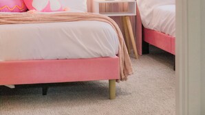 4 slaapkamers, een strijkplank/strijkijzer, reisbedje, gratis wifi