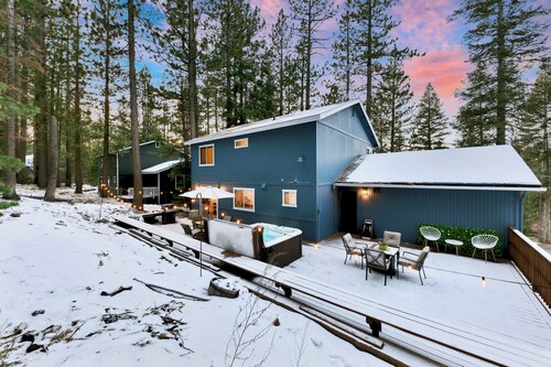 Cozy Wooded Haven w/ Hot Tub near Heavenly Village
