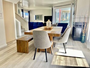 Dining - Charming 3-bedroom Oceanview Home Huge Deck Steps to Sand in SD with WiFi and AC (San Diego)