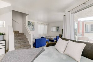 Room - Charming 3-bedroom Oceanview Home Huge Deck Steps to Sand in SD with WiFi and AC (San Diego)