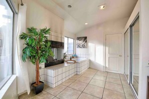 Interior - Charming 3-bedroom Oceanview Home Huge Deck Steps to Sand in SD with WiFi and AC (San Diego)