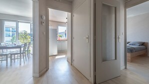 A modern apartment with a dining area, a bedroom with a bed, and a bathroom. - Le Filage - Balcon - Wifi (Laval)
