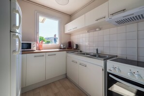 Refrigerador, microondas, horno y cafetera y tetera 