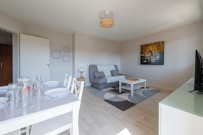 TV - Le Filage - Balcon - Wifi (Laval)