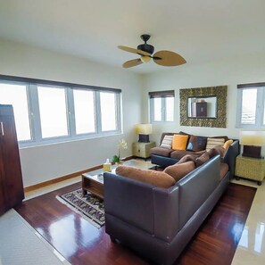 Smart TV - Vacation Villa Style home with 4 bedrooms and WiFi, AC in fabulous Montego Bay.  (Montego Bay)