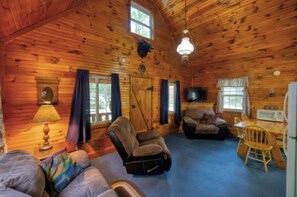 Living area - Pap's Cabin (Sigel)
