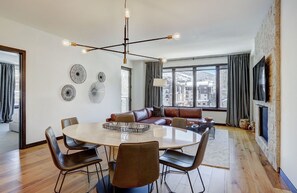 Fernseher, Kamin, DVD-Player