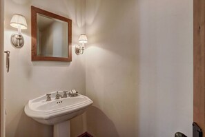 Hair dryer, towels - Elegant 4BR Creekfront | Arrabelle Vail Stay (Vail)