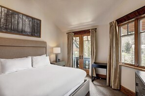 4 bedrooms, in-room safe, iron/ironing board, free WiFi - Elegant 4BR Creekfront | Arrabelle Vail Stay (Vail)