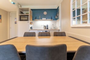 Réfrigérateur, un four, cafetière-théière, grille-pain