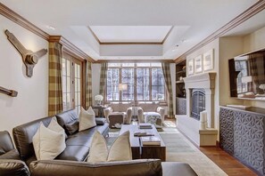 Fernseher, Kamin, DVD-Player, Tischfußball