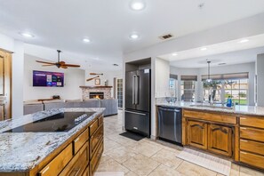 Frigorífico, microondas, horno y placa de cocina