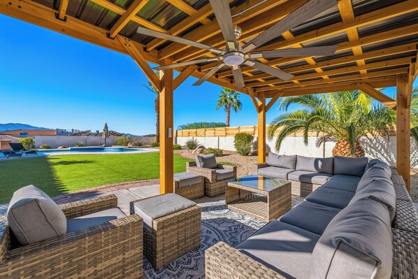 Outdoor pool, a heated pool - The Palmetto, Lake Havasu - no hidden fees! (Lake Havasu City)