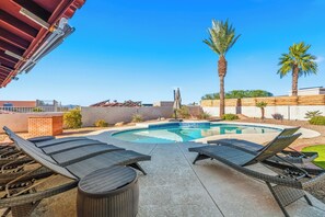 Una piscina al aire libre, una piscina climatizada