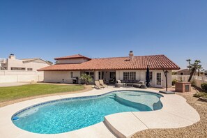 Una piscina al aire libre, una piscina climatizada