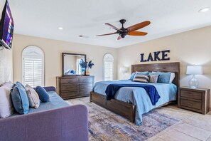 5 dormitorios, tabla de planchar con plancha, cuna de viaje