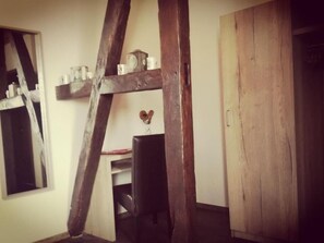 客室ごとに異なる装飾、デスク、ノートパソコン用作業スペース、アイロン / アイロン台