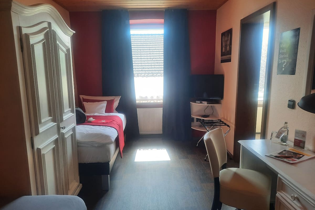 Twin kamer | Individueel gedecoreerd, een bureau, een laptopwerkplek