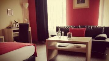 Individueel gedecoreerd, een bureau, een laptopwerkplek