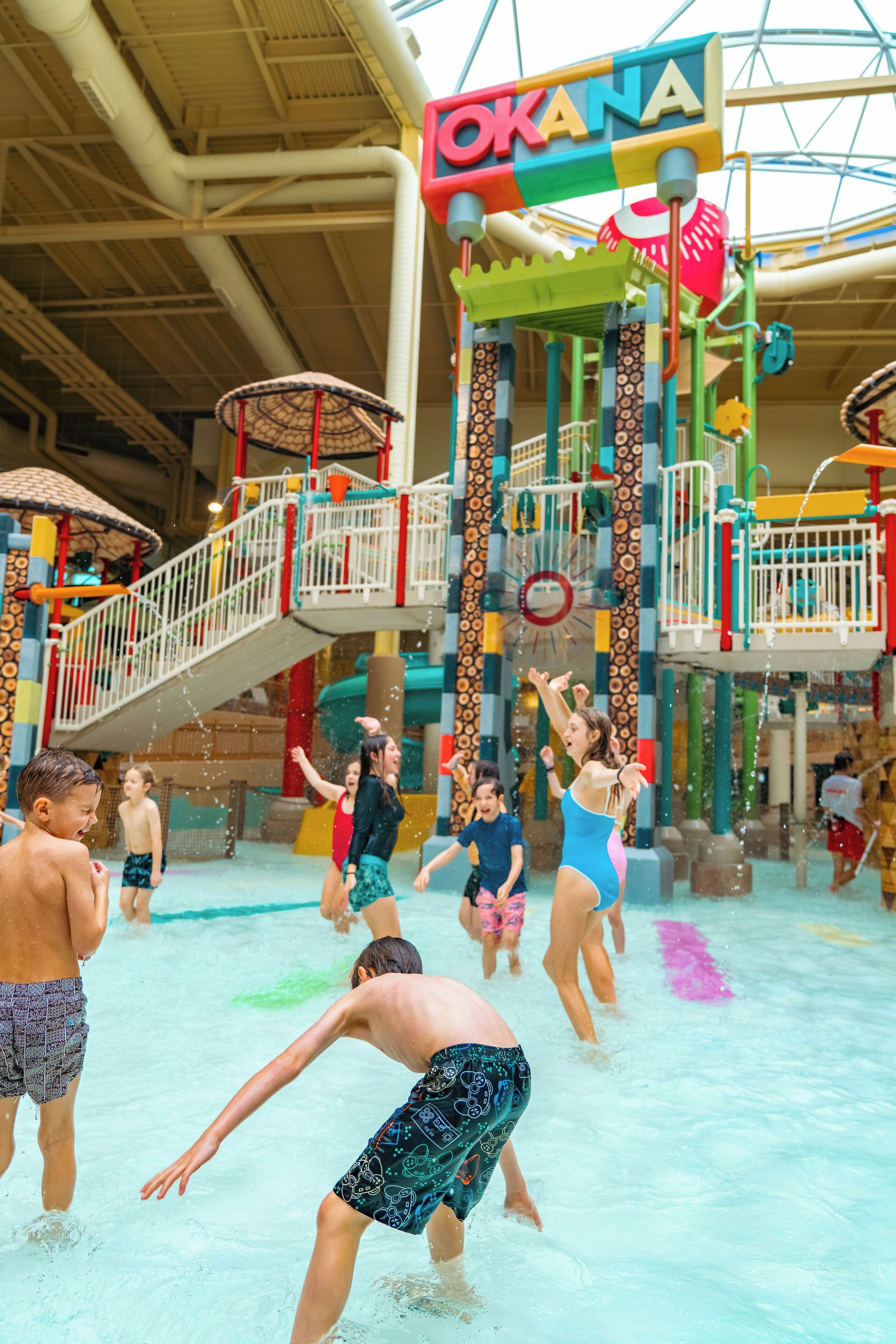 Parque acuático con una amplia zona de juegos interior, que incluye toboganes y atracciones acuáticas.