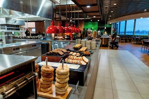 Ein reichhaltiges Buffet mit verschiedenen Speisen und einer Küchenzeile im Hintergrund.