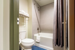 Shower, free toiletries, bathrobes, towels