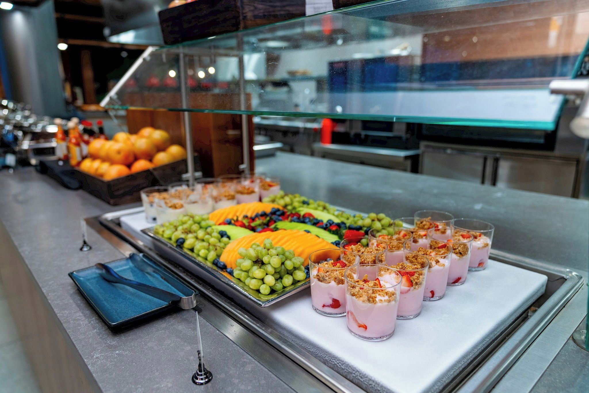 Un buffet proposant une variété de fruits et de desserts.