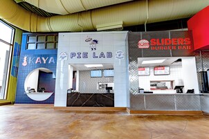 Egy éttermi részleg, ahol található egy „Pie Lab” nevű pizzéria és egy „Sliders” nevű hamburgeres.