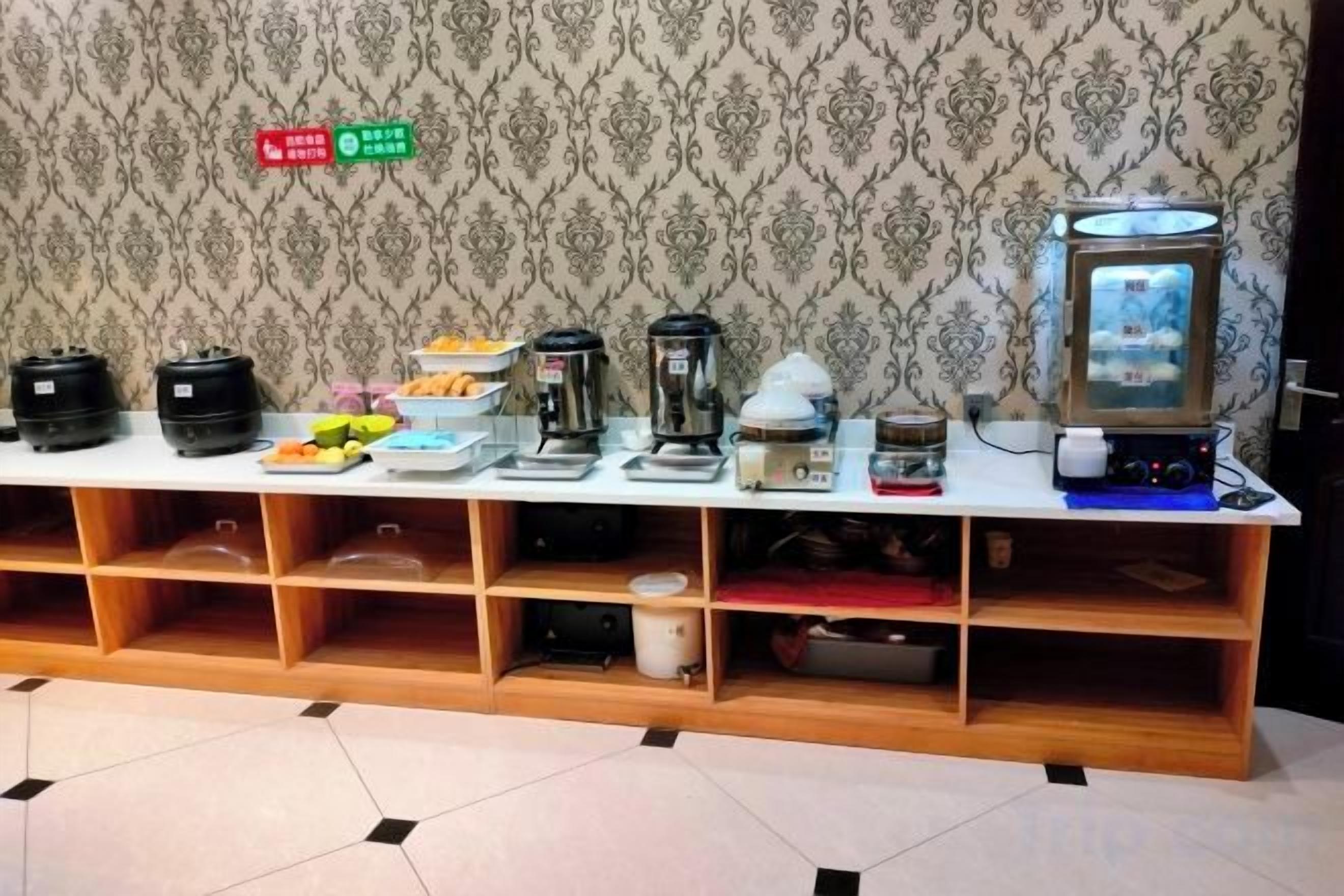 Disposición de bufé con diversos alimentos y una máquina de café.