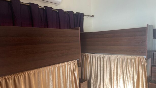 Blackout drapes, WiFi (free) - Pizza Street Hostel (Aqaba)