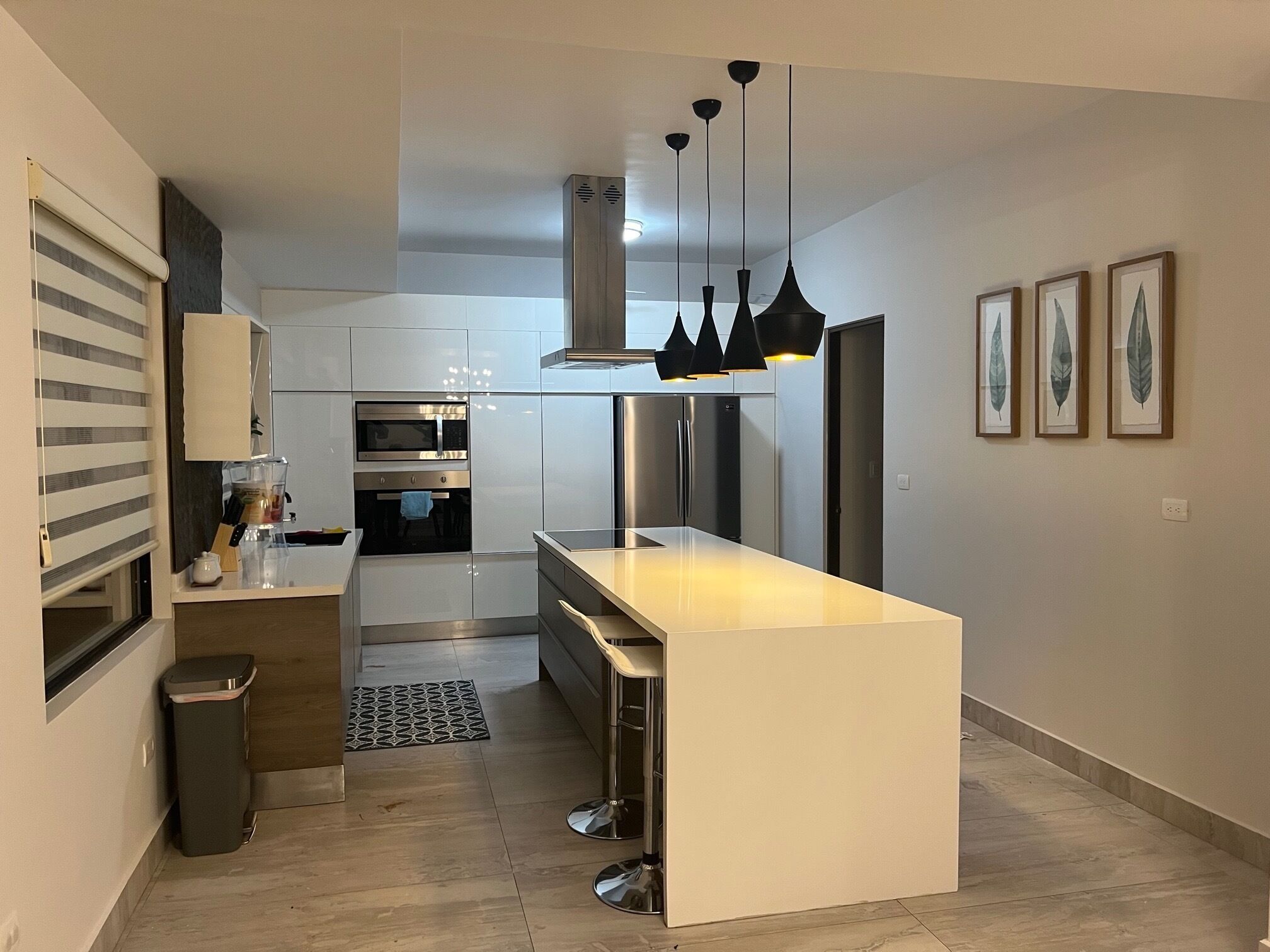 Réfrigérateur, micro-ondes, plaque de cuisson, cafetière/bouilloire