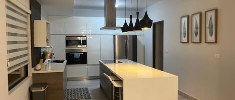 Réfrigérateur, micro-ondes, plaque de cuisson, cafetiÚre/bouilloire