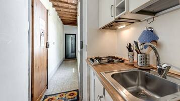 Réfrigérateur, plaque de cuisson, cafetière/bouilloire