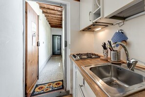 Geladeira, cooktop, cafeteira/chaleira