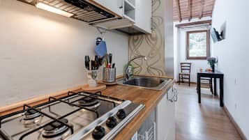 KĂŒhlschrank, Herdplatte, Wasserkocher mit Kaffee-/Teezubehör